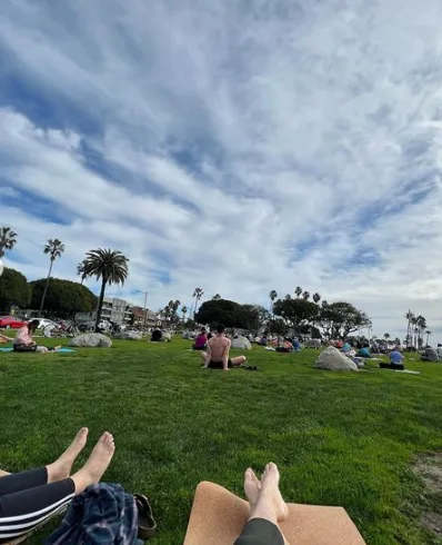 Grassy bluff area overlooking the ocean at Bixby Park in Long Beach