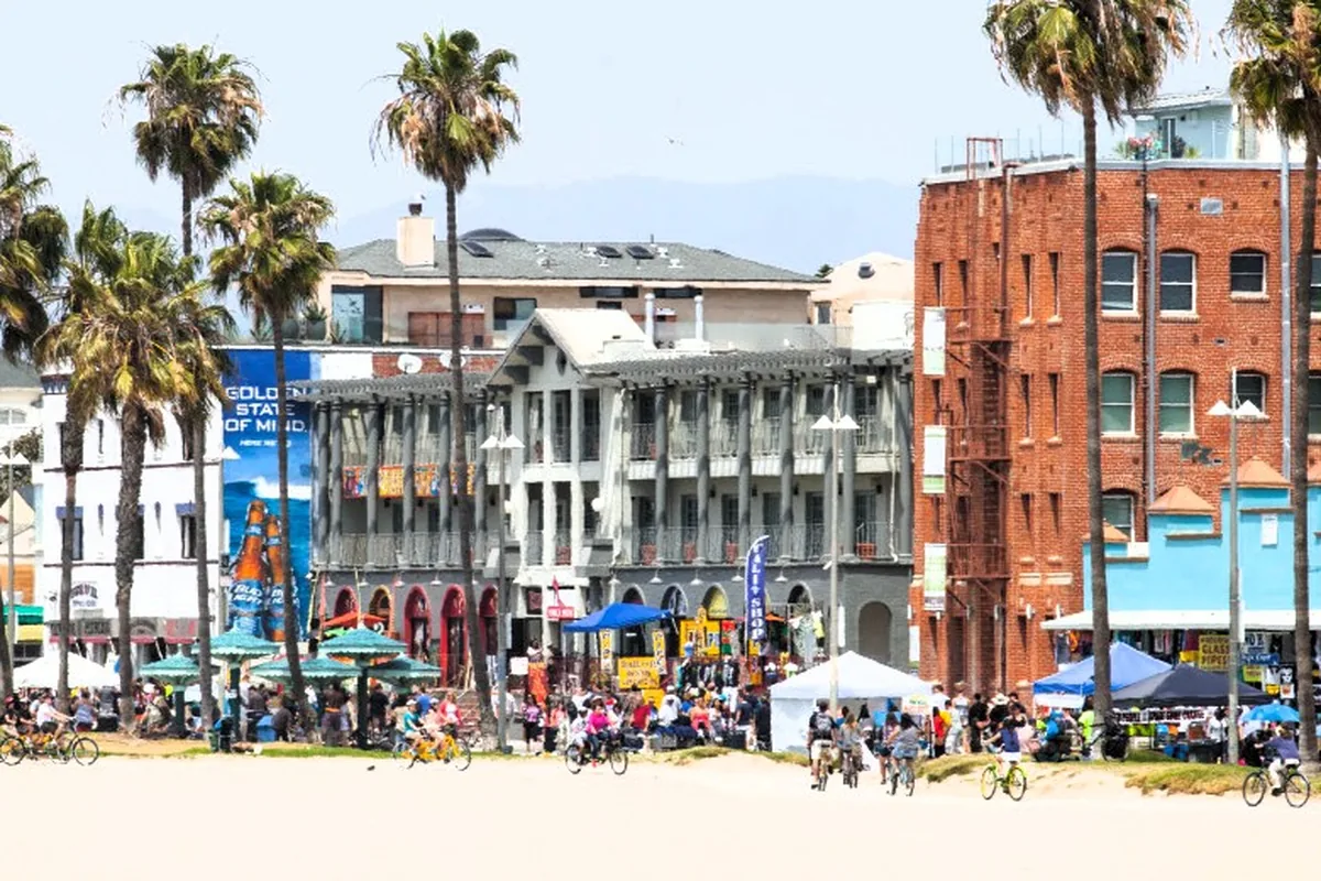 Crowds along the storefronts on the Venice Beach Boardwalk