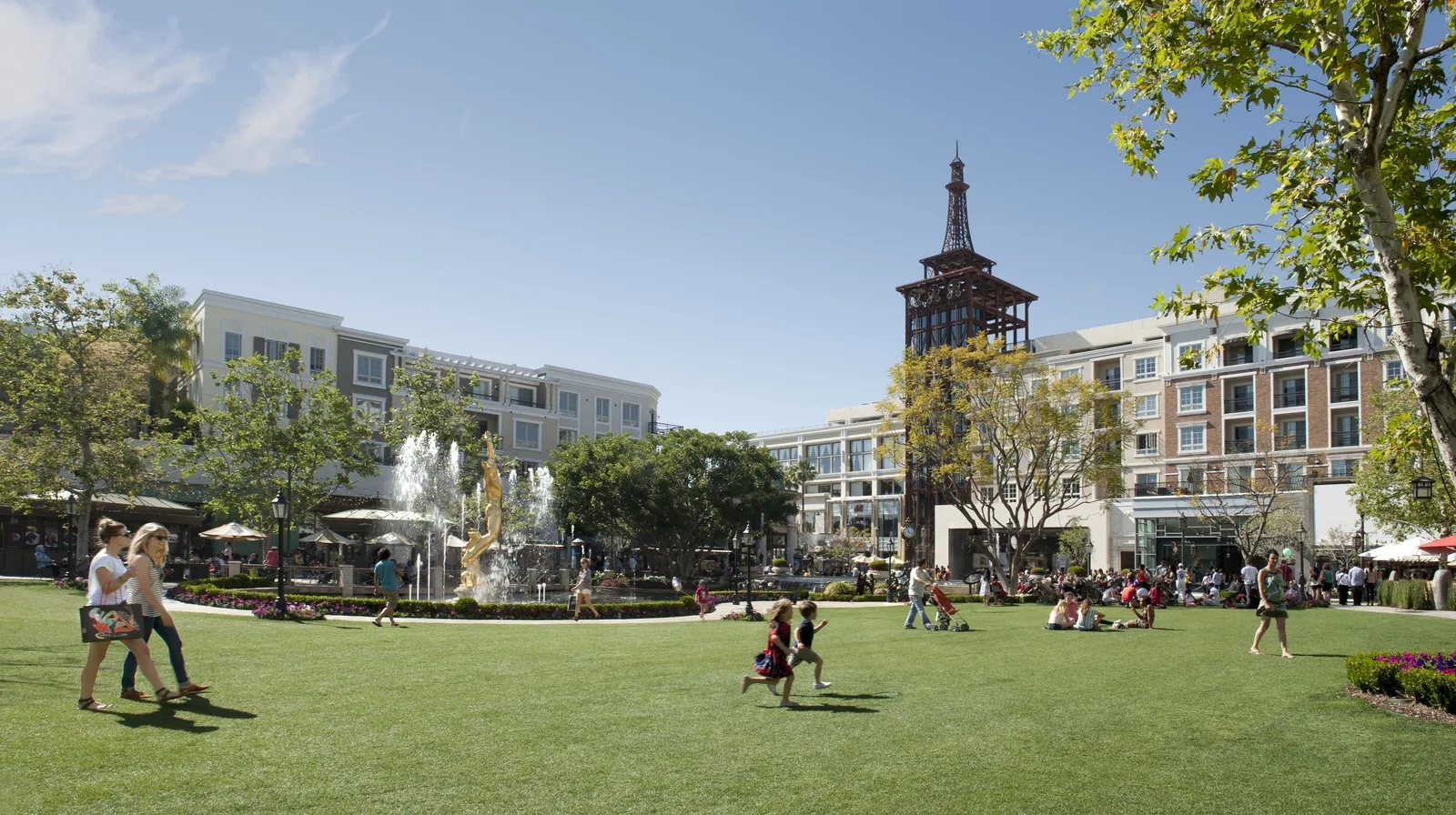 The dancing fountain and plaza at the Americana at Brand in Glendale