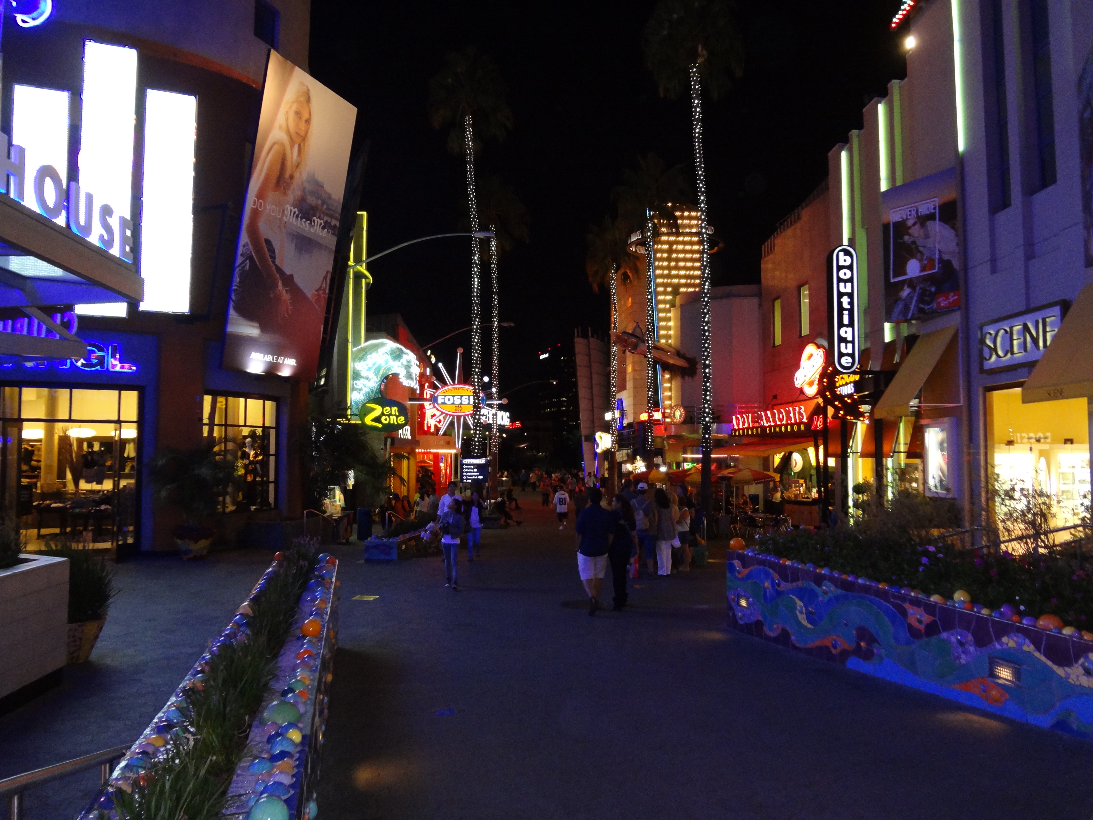 Storefronts along Melrose Avenue